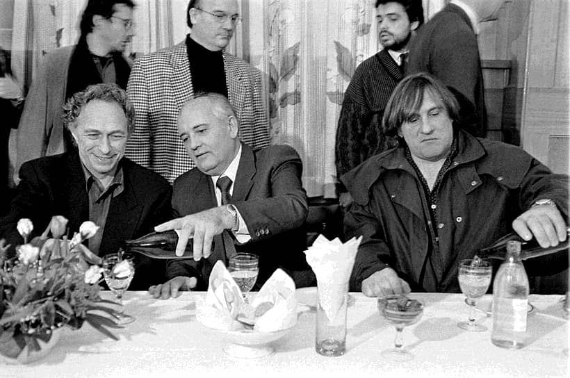 В мае 1985 года, через пару месяцев после того, как Михаил Горбачев стал генсеком ЦК КПСС, вышли знаменитые постановления «О мерах по преодолению пьянства и алкоголизма». Виноградники было приказано уничтожить, цены на алкоголь резко выросли, а в очереди за выпивкой можно было провести несколько часов. Кампания была свернута через два года из-за массового недовольства На фото: экс-президент СССР Михаил Горбачев, актеры Пьер Ришар (слева) и Жерар Депардье в 1993 году