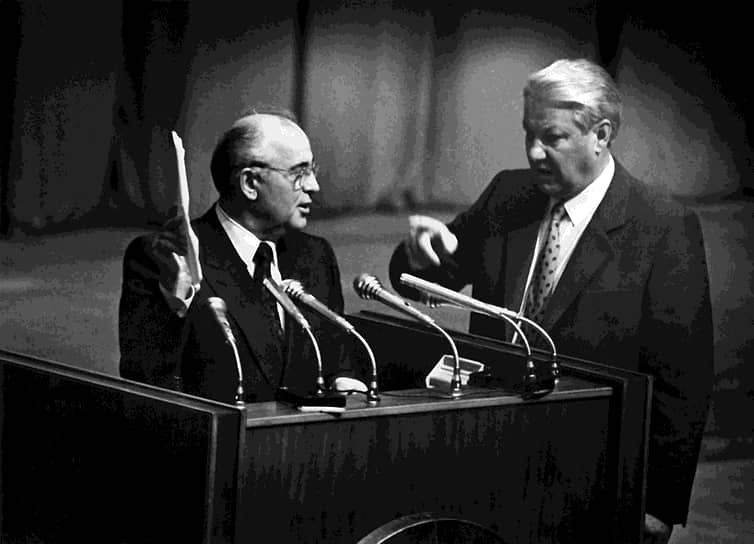 19-21 августа 1991 года во время августовского путча Михаил Горбачев был в течение трех дней изолирован на президентской вилле в Форосе (Крым). После провала попытки госпереворота вернулся к исполнению обязанностей. В ноябре 1991 года указом президента РСФСР Бориса Ельцина (справа) была прекращена деятельность КПСС, генсеком которой был Михаил Горбачев. В декабре 1991, после подписания Беловежского соглашения и Алма-Атинского протокола, он перестал быть президентом СССР