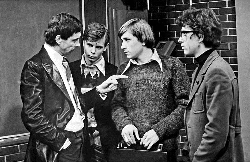 В 1975 году режиссер Анатолий Эфрос помог Далю осуществить его мечту, предложив ему роль Печорина в телеспектакле «По страницам журнала Печорина». Олег Даль еще в школьные годы решил стать актером, чтобы однажды сыграть главного героя повести «Герой нашего времени»  На фото: кадр из фильма «Расписание на послезавтра» 