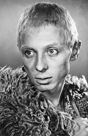 Впервые на экранах Даль появился в 1962 году в фильме Александра Зархи «Мой младший брат». После этого молодым актером заинтересовались режиссеры Сергей Бондарчук и Леонид Агранович. Последний дал ему главную роль в детективе «Человек, который сомневается»  На фото: Олег Даль в роли шута в фильме «Король Лир» 