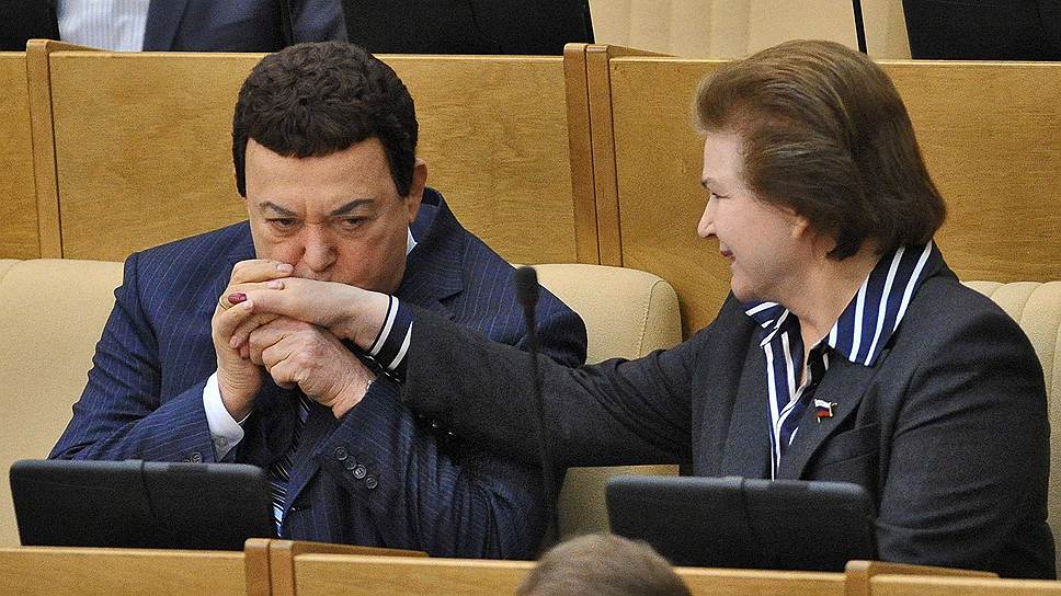 Член Комитета Государственной думы по культуре Иосиф Кобзон и член комитета ГД России по международным делам Валентина Терешкова