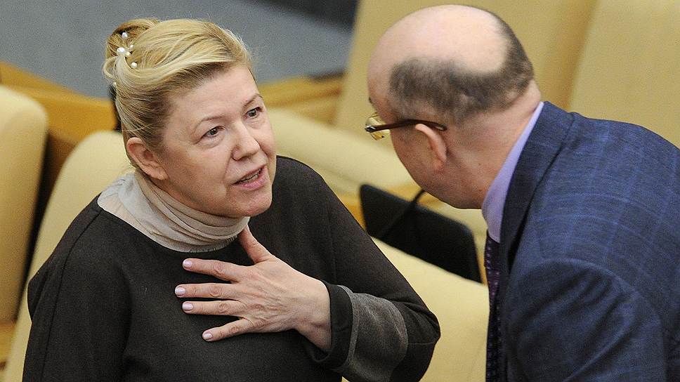 Председатель комитета Государственной думы по вопросам семьи, женщин и детей Елена Мизулина и председатель комитета ГД России по конституционному законодательству и государственному строительству Владимир Плигин. 2013 год
