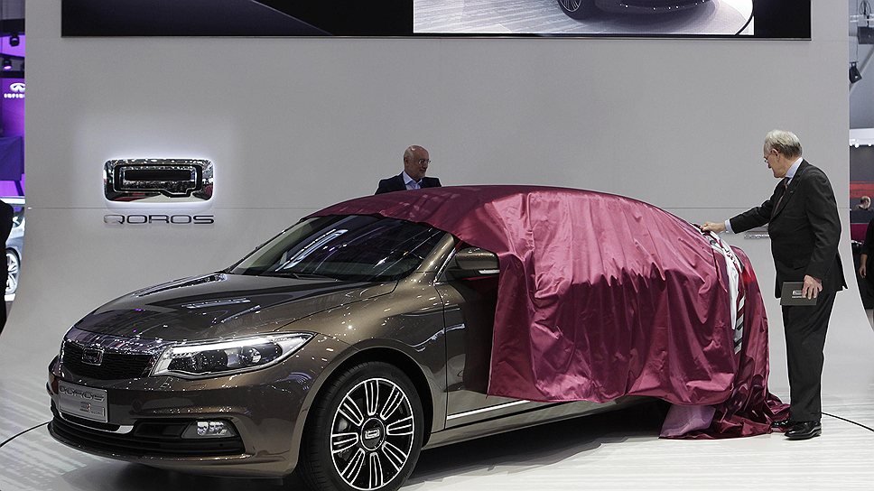 Автомобиль Qoros 3 Sedan представили вице-президент новой китайской компании Фолькер Штайнвашер (справа) и дизайнер Герт Хильдебранд