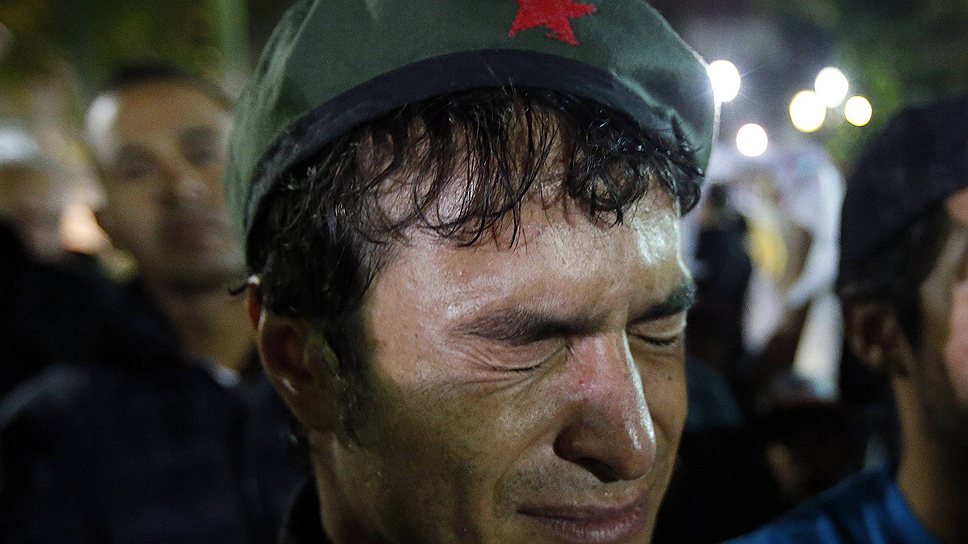 Мужчина плачет, узнав о смерти Уго Чавеса. 