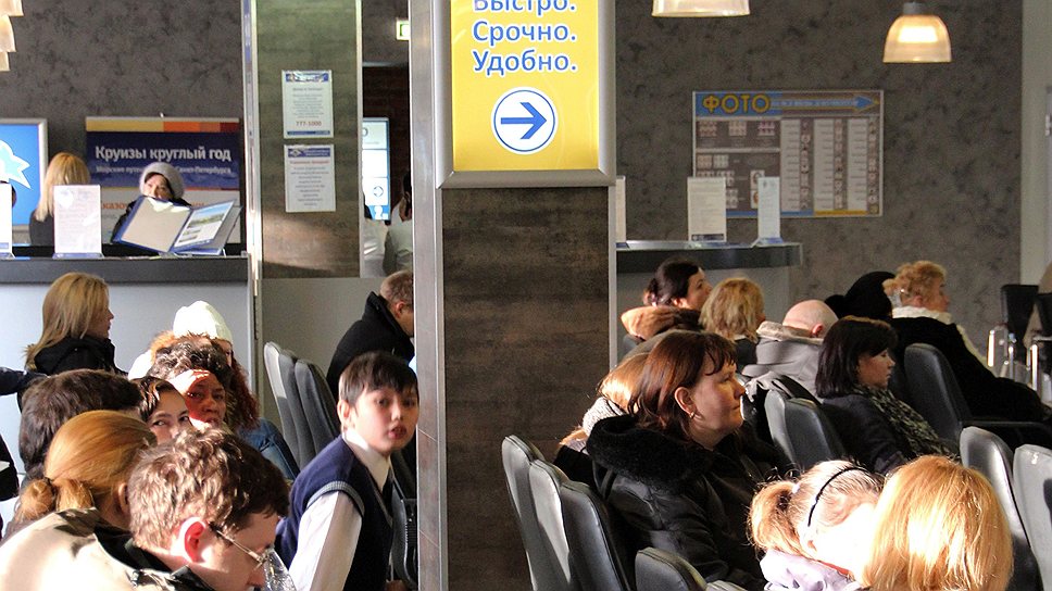 За Бюрократом Смерть пришла, полдня в приемной прождала, Полдня в приемной просидела, полдня на очередь глядела, Что все росла, а не редела... И, не дождавшись... померла! 