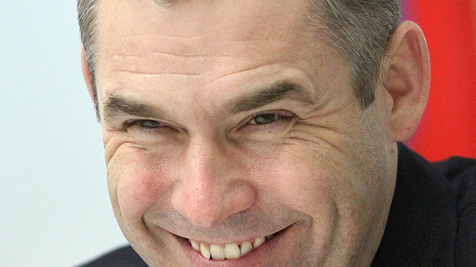 Но ты не бойся, мой малыш, и днем и в час ночной, Когда ты спишь, когда шалишь, Я рядом. Ты со мной! 