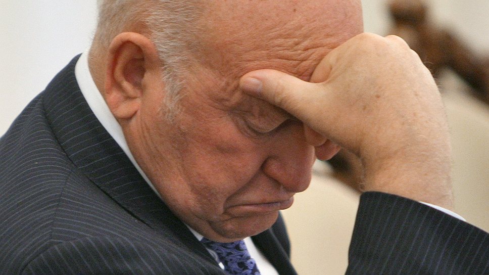 Бывший мэр Москвы Юрий Лужков перед началом встречи актива партии "Единая Россия" с председателем правительства России Владимиром Путиным в Ново-Огарево, апрель 2009 года 