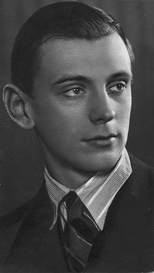 Сергей Михалков родился 13 марта 1913 года в Москве в семье потомственного дворянина. Первые стихи поэт выпустил в 15 лет, а начал писать еще в 9, что поддерживала его семья. С 1933 года Михалков стал широко публиковаться в прессе. Стихотворение «Светлана», вышедшее в 1935 году в «Известиях», обратило на себя внимание Сталина. В том же году был опубликован ставший классикой советской детской литературы «Дядя Степа»  