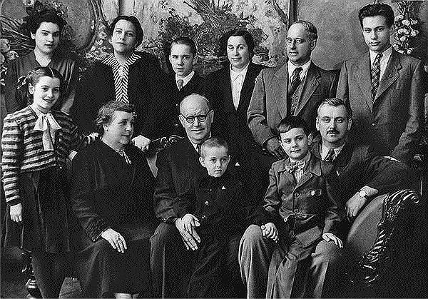 Семейная фотография. Верхний ряд слева направо: Екатерина Семенова (дочь Натальи Кончаловской от первого брака), Наталья Кончаловская (жена Сергея Михалкова и дочь художника Петра Кончаловского), Алексей — сын Михаила Кончаловского от первого брака, Эсперанса (жена Михаила Кончаловского), Михаил Кончаловский (сын Петра Кончаловского), Андрей Кончаловский (старший сын Сергея Михалкова).   Нижний ряд слева направо: Маргот (дочь Михаила Кончаловского от второго брака), Ольга Кончаловская (жена Петра Кончаловского), Петр Кончаловский, Лаврентий (сын Михаила Кончаловского от второго брака), Никита Михалков с отцом, Сергеем Михалковым 