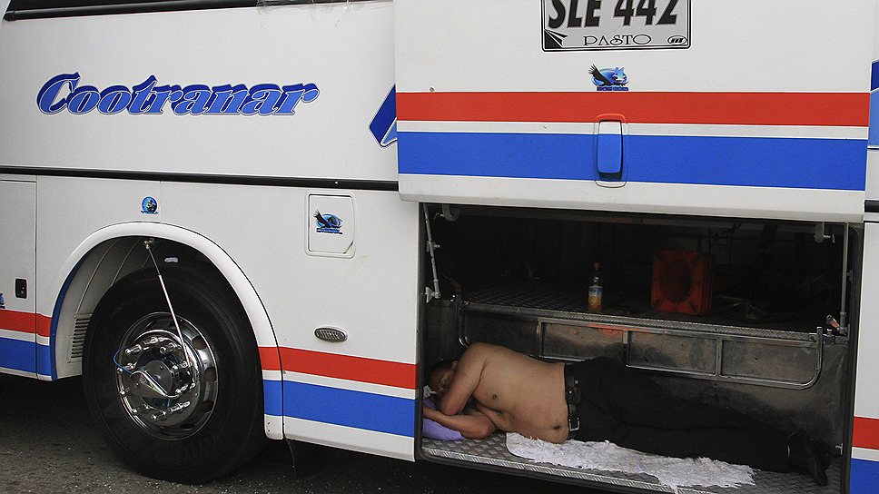 Водитель автобуса во время акции протеста фермеров в деревне Пьендамо (Колумбия), февраль 2013 года 