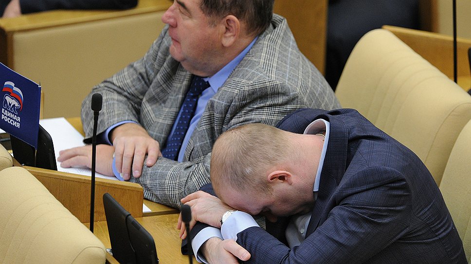 Заместитель председателя комитета Государственной думы России по делам национальностей Михаил Старшинов (справа) во время заседания, февраль 2012 года 