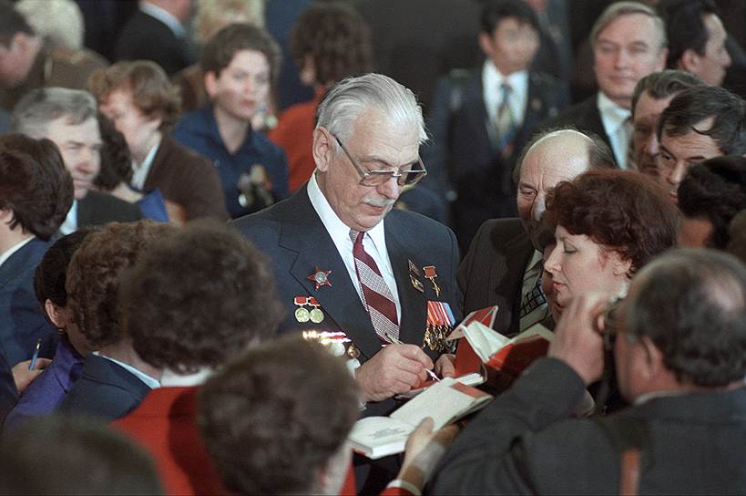 Сергей Михалков — Герой Социалистического Труда, четырежды лауреат Государственной премии СССР, лауреат Ленинской премии и Государственной премии РСФСР. Заслуженный деятель искусств РСФСР 