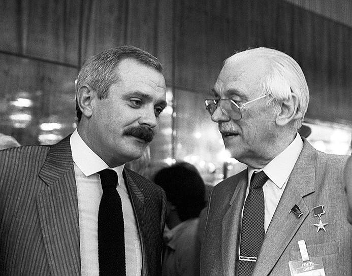 Супругой Михалкова на протяжении 53 лет была писательница Наталья Кончаловская, дочь художника Петра Кончаловского и внучка живописца Василия Сурикова. Они вырастили двух сыновей – Андрея Кончаловского и Никиту Михалкова (слева), ставших режиссерами с мировыми именами  