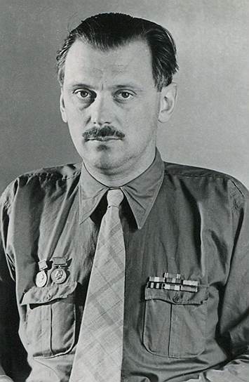 В 1937 году Сергей Михалков окончил Литературный институт имени М.Горького и стал членом Союза писателей СССР. Уже спустя два года он получил первый орден Ленина. Практически в одночасье малоизвестный писатель стал одним из самых популярных в Союзе, что более важно, популярным среди партийной верхушки 