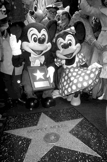 В 2004 году легендарный персонаж Disney возглавил рейтинг Forbes среди самых богатых вымышленных героев. За год Микки Маус заработал почти $6 млрд На фото: Микки Маус с подружкой Минни на голливудской Аллее звезд