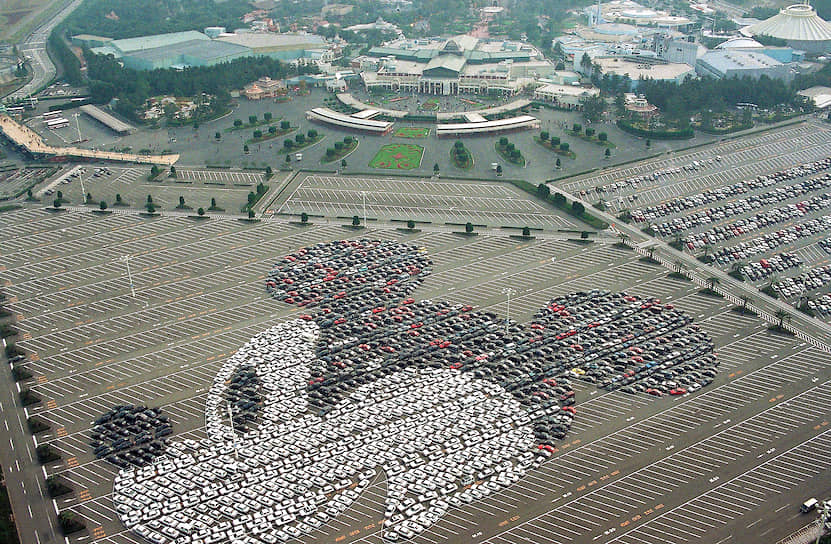 Некоторые военные рассказывали, что в ходе Второй мировой войны вопрос: «Who is Mickey Mouse?» помогал выявлять немецких шпионов На фото: составленный из черных и белых автомобилей портрет Микки Мауса на парковке Диснейленда в Токио