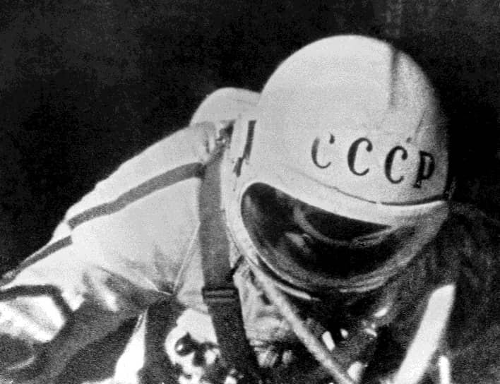 В тот же день Алексей Леонов впервые в истории космонавтики вышел в открытый космос. Он находился там в течение 12 минут 9 секунд Алексей Леонов во время выхода в открытый космос с борта корабля «Восход-2»