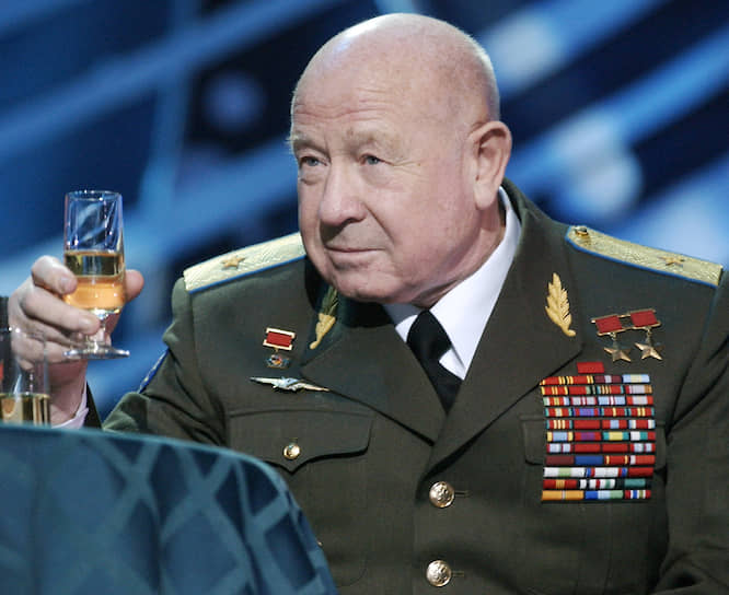 После выхода в отставку в 1992 году Алексей Леонов был директором космических программ фирмы «Четек», затем работал в «Альфа-банке», последняя должность — советник первого зампреда совета директоров банка. Также он входил в консультационный комитет инвестиционного фонда Baring Vostok