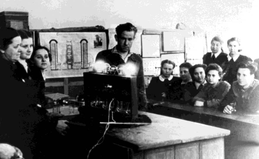 В 1957 году окончил Чугуевское военное авиационное училище, после чего служил летчиком 69-й Воздушной армии Киевского военного округа, затем — в составе 24-й Воздушной армии группы советских войск в Германии