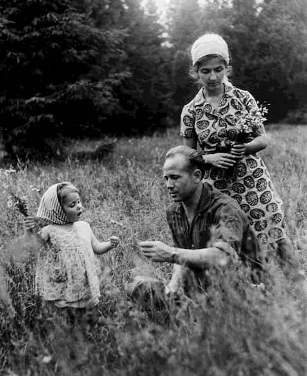 В браке со Светланой Леоновой (на фото) родились две дочери — Виктория (1961, на фото) и Оксана (1967)