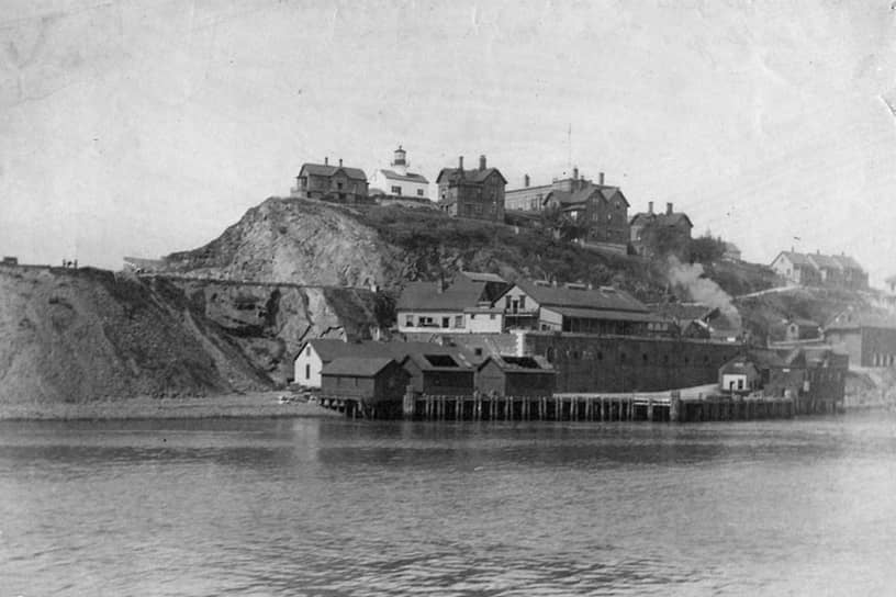 В 1930-х годах старые деревянные решетки заменили на стальные, в камеры провели электрическое освещение, что позволяло постоянно наблюдать за заключенными, а в столовой установили распылители слезоточивого газа, которые дистанционно включались в случае беспорядков. Все подземные тоннели, которые можно было бы использовать для побега, замуровали