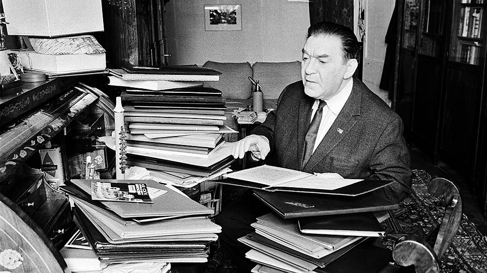 Живя на пенсии, Леонид Утесов писал мемуары, занимался фотографией, иногда принимал друзей, очень часто слушал симфоническую музыку, особенно старые пластинки. Со сценой он был вынужден распрощаться 5 декабря 1966 года, когда ему стало плохо на концерте 