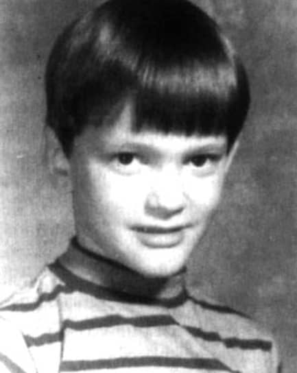 «Не то чтобы я жалею, что я не черный. Просто так сложилось — там, где я вырос, была куча черных. Если вы выросли во Франции, вы будете говорить по-французски и любить все французское. А я рос среди черных» Квентин родился вне брака у 16-летней медсестры Конни Макхью от актера Тони Тарантино. При рождении ребенку дали имя Квинт, но оно пришлось не по вкусу выросшему Тарантино, и он сменил его на привычное нам Квентин. Мать имеет ирландские и индейские корни. Отец — американец итальянского происхождения