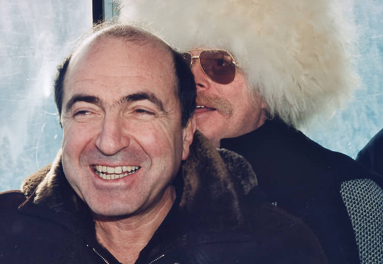 По данным СМИ, именно Березовский финансировал создание фильма «ФСБ взрывает Россию» (книга с таким же названием признана экстремистским материалом), премьера которого состоялась в Лондоне в 2002 году. В 2005 году он утверждал, что финансирует «оранжевую революцию» на Украине, а через год в одном из интервью заявил, что готовит «силовой перехват власти» в России и уже «достаточно давно предпринимает определенные действия в этом направлении». Однако все попытки российских властей добиться экстрадиции политэмигранта успехом не увенчались 