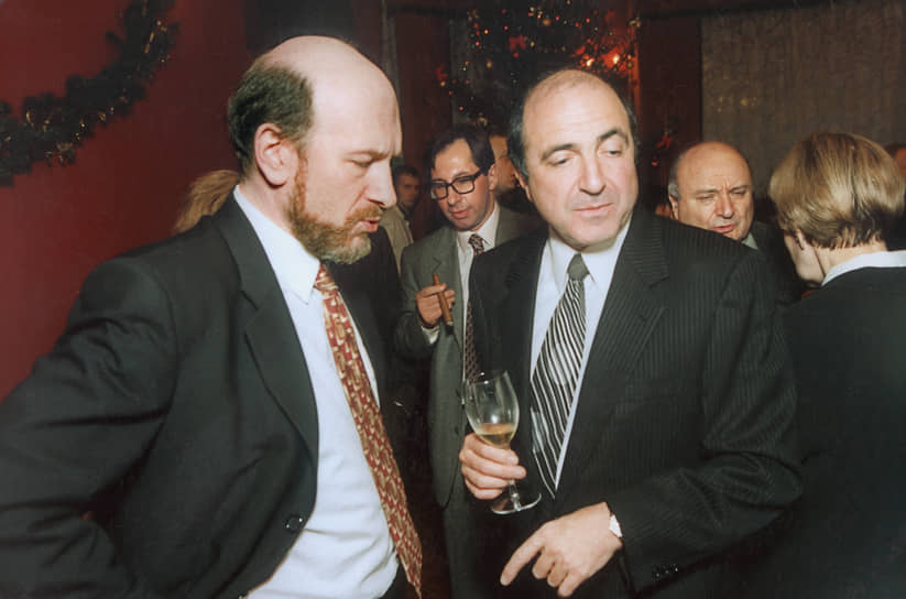В 2008 году журнал Forbes оценивал состояние Березовского в $1,3 млрд. Однако в 2013 году СМИ сообщали о финансовых затруднениях бизнесмена, вызванных судебными издержками по проигранному суду с Романом Абрамовичем. Также он понес значительные расходы из-за развода с женой Галиной, который, по оценкам СМИ, стоил ему от £165 млн до £220 млн. Чтобы покрыть долги, бизнесмен даже выставил на торги принадлежащую ему знаменитую работу Энди Уорхола «Красный Ленин»  На фото: Борис Березовский и Александр Волошин 