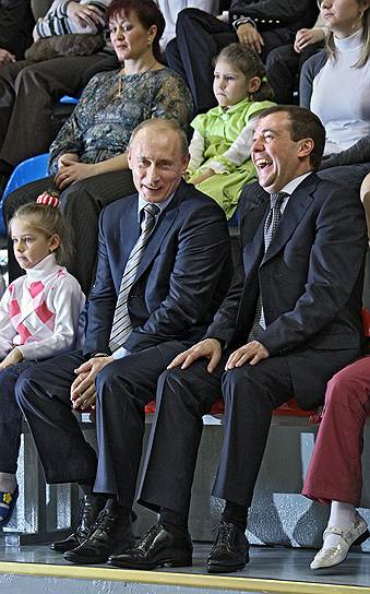 Президент РФ Владимир Путин (слева) и премьер-министр Дмитрий Медведев. 2008 год