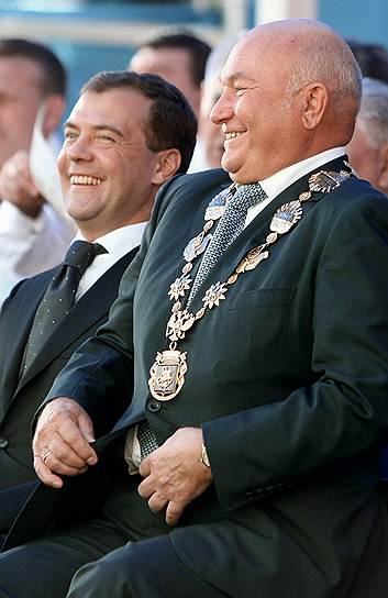 Премьер-министр России Дмитрий Медведев (слева) и мэр Москвы Юрий Лужков. 2008 год