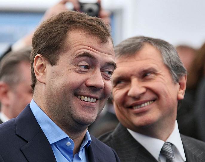 Премьер-министр Дмитрий Медведев (слева) и вице-премьер Игорь Сечин. 2010 год