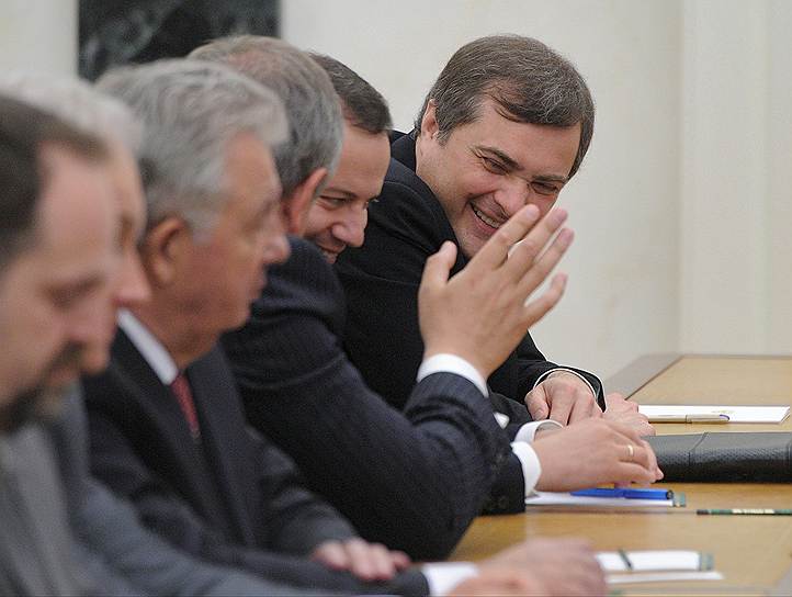 Заместители председателя правительства Аркадий Дворкович (слева) и  Владислав Сурков (справа). 2012 год