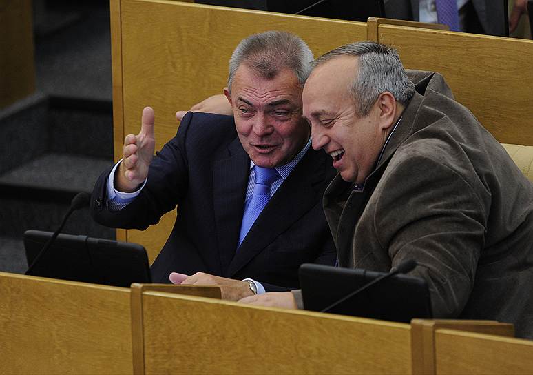 Депутат Госдумы Валентин Чайка (слева) и заместитель председателя комитета ГД по обороне Франц Клинцевич (оба — «Единая Россия»). 2013 год