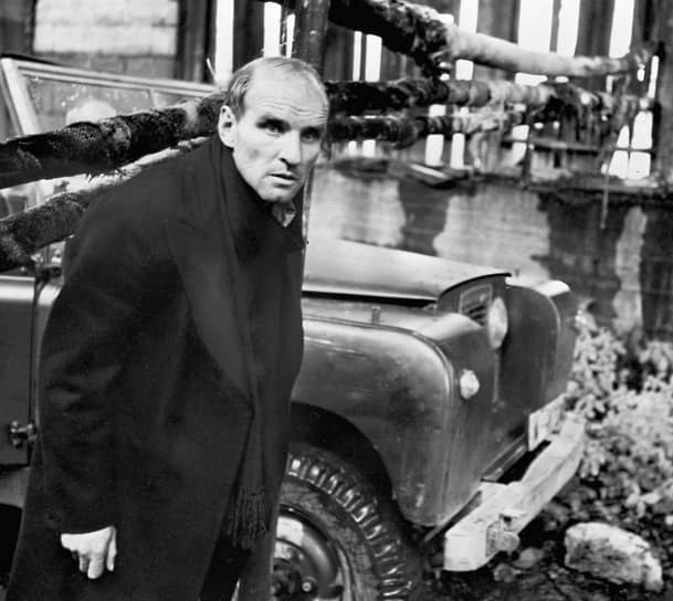 В 1979 году на экраны выходит фильм «Сталкер» (кадр на фото), снятый по повести Аркадия и Бориса Стругацких «Пикник на обочине». Картина рассказывала о проводнике по некой запретной зоне, где по слухам существовала комната, исполняющая заветные желания. «Для Тарковского мы написали девять вариантов сценария, заранее договорившись, что будем терпеливо делать то, что просит мастер. И мы писали вариант за вариантом, пока не получился последний», — вспоминал позднее Борис Стругацкий