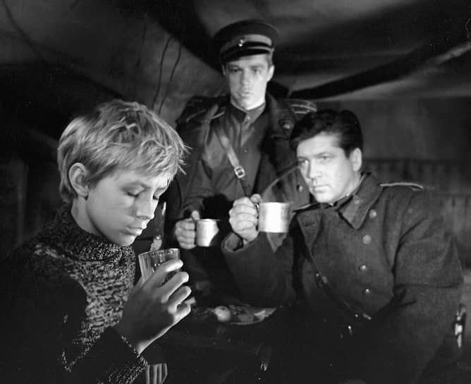Первый же полнометражный фильм Андрея Тарковского, снятый по мотивам рассказа Владимира Богомолова «Иван», принес режиссеру мировую известность. Картина «Иваново детство» (кадр из фильма на фото) принесла ему множество престижных премий, в том числе «Золотого льва» на фестивале в Венеции в 1962 году