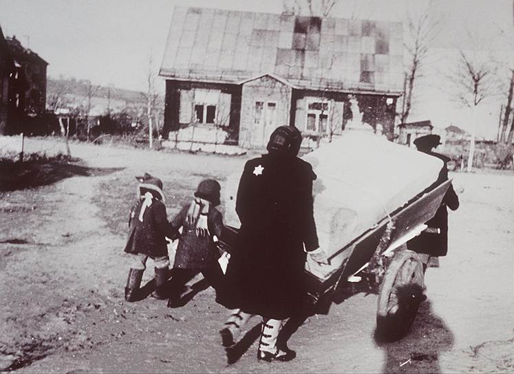 В 1943 году Гиммлер решил использовать труд уцелевших евреев в интересах ведения войны и даже предложил освободить часть евреев в обмен на политические уступки. 4 октября он выступил перед офицерами СС с такой речью: «Здесь я буду говорить с вами совершенно откровенно об особенно трудной главе… Между собой мы будем говорить открыто, хотя никогда не сделаем этого публично… Я имею в виду изгнание евреев, уничтожение еврейского народа… Лишь немногие из присутствующих знают, что это значит, когда лежит груда трупов, — сто, пятьсот, тысяча трупов… Выдержать все это и сохранить порядочность, — вот что закалило наш характер. Это славная страница нашей истории, которая никогда не была написана и никогда не будет написана» Одна из фотографий, сделанных в нацистском гетто в Литве