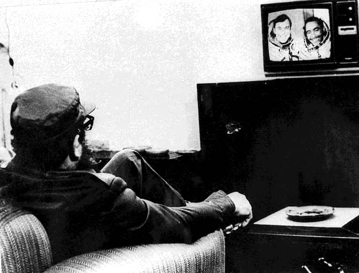 18 сентября 1980 года на корабле «Союз-38» в космос отправился кубинский космонавт Арнальдо Тамайо Мендес — первый латиноамериканец и первое лицо африканского происхождения в космосе На фото: Фидель Кастро смотрит по телевизору новости о кубинском космонавте