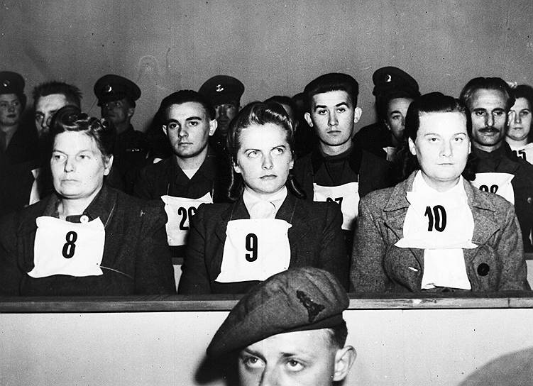 В марте 1943 года Ирма Грезе (в центре) стала надзирательницей в Освенциме. Выжившие заключенные рассказывали о ее чрезмерной жестокости. Среди прозвищ Грезе были «Светловолосый дьявол», «Ангел смерти», «Прекрасное чудовище». Она забивала насмерть женщин, сама расстреливала заключенных, морила голодом собак, чтобы потом натравливать их на людей. 17 апреля 1945 года Ирма Грезе была взята в плен англичанами. Суд приговорил ее к смертной казни 