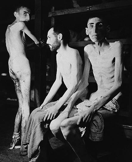 В марте 1945 года в Бухенвальде вспыхнуло вооруженное восстание заключенных, в результате которого они сумели перехватить контроль над лагерем смерти у отступавших соединений СС. Из-за этого фашисты не успели замести следы своих преступлений, и показания узников дошли до международного Нюрнбергского трибунала — судебного процесса над бывшими руководителями гитлеровской Германии На фото: заключенные концлагеря Бухенвальд. На момент освобождения средний вес узника составлял приблизительно 31,8 кг 
