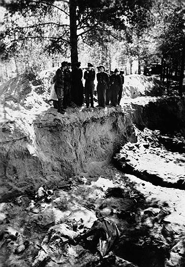 В 1943 году захоронения обнаружили оккупировавшие территорию немецкие войска. 13 апреля 1943 года германское радио сообщило, что найдено место «тайных массовых экзекуций, проведенных большевиками», где были уничтожены «10 000 польских офицеров»