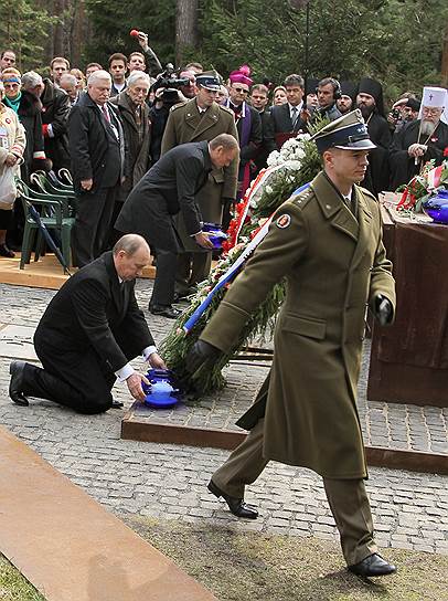 В годы президентства Владимира Путина польская сторона неоднократно призывала и его извиниться за Катынь. Однако российский лидер обходил этот вопрос стороной. Уже будучи премьером, 31 августа 2009 года Путин в статье в польской Gazeta Wyborcza написал, что россиянам «понятны обостренные чувства поляков, связанные с Катынью», и призвал «вместе хранить память о жертвах этого преступления». 7 апреля 2010 года, посетив Катынь в 70-летнюю годовщину трагедии, Владимир Путин назвал ответственного за нее. Он высказал свое «личное мнение», что Сталин «совершил этот расстрел исходя из чувства мести» за красноармейцев, погибших в польском плену в 1920-х годах