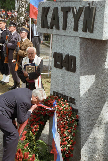 25 августа 1993 года в ходе визита в Польшу Борис Ельцин со словами «Простите нас» возложил венок к памятнику жертвам Катыни в Варшаве. В 1996 году правительства России и Польши договорились о строительстве мемориалов в Катыни и Медном (Тверская область)