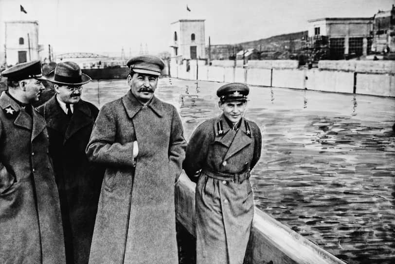 19 сентября 1939 года Народный комиссар внутренних дел СССР Лаврентий Берия издал приказ №0308 о создании Управления по делам военнопленных и интернированных (УПВИ) при НКВД СССР. Согласно приказу, было организовано восемь лагерей для содержания военнопленных из Польши. Туда направили 130 242 человека, некоторые из их числа не были поляками, но были признаны советским руководством «подозрительными» из-за их стремления к восстановлению независимости Польши. 3 октября 1939 года рядовых и унтер-офицеров из Польши отпустили, более 40 тыс. человек из Западной и Центральной Польши переданы Германии. Оставшихся распределили по лагерям. Вскоре от них перестали приходить письма На фото: Вячеслав Молотов (второй слева), Иосиф Сталин (в центре) и Николай Ежов (справа)