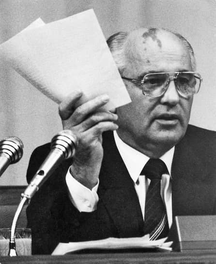В 1970-х годах активное обсуждение катынской темы в Великобритании заставило МИД СССР выступить с рядом официальных протестов. В них осуждались попытки во враждебных целях «раздуть клеветническую выдумку геббельсовской пропаганды о так называемом катынском деле». Ответственность за Катынь СССР признал только накануне своего распада. 13 апреля 1990 года было опубликовано сообщение ТАСС, в котором говорилось о «непосредственной ответственности за злодеяния в Катынском лесу Берии, Меркулова и их подручных» и выражалось «глубокое сожаление». В тот же день президент СССР Михаил Горбачев передал находившемуся с визитом в Москве президенту Польши Войцеху Ярузельскому списки польских офицеров, находившихся в лагерях НКВД в 1939-1940 годах. Однако самые важные катынские документы, содержащиеся в так называемом пакете N 1, оставались засекреченными