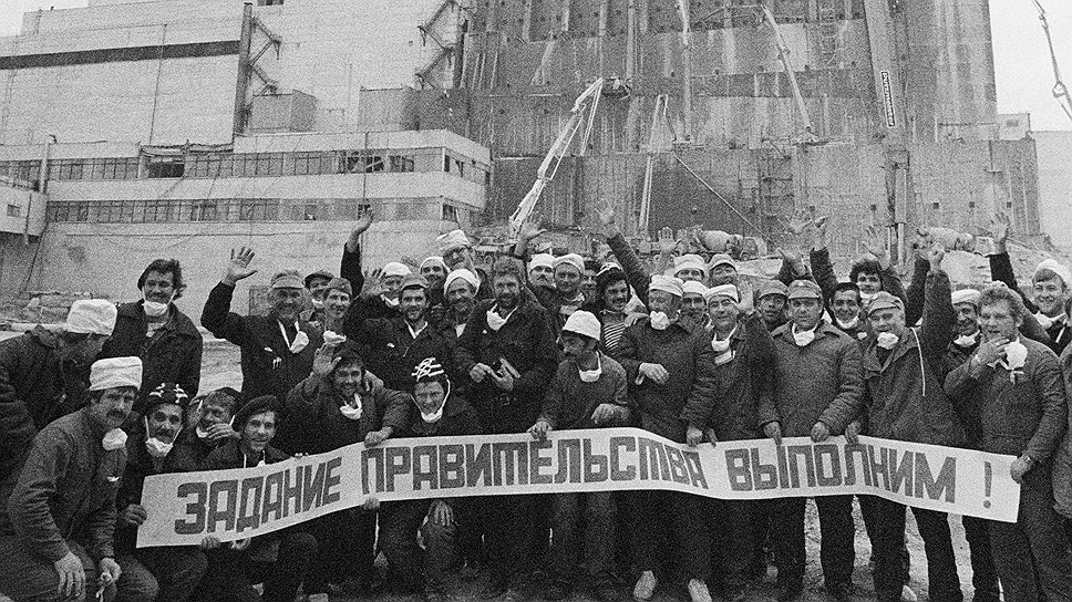 За полгода были осуществлены крупномасштабные операции по дезактивации загрязненной территории, подготовке к вводу в эксплуатацию первого и второго энергоблоков и по консервации поврежденного реактора На фото: участники работ по ликвидации последствий аварии на Чернобыльской АЭС