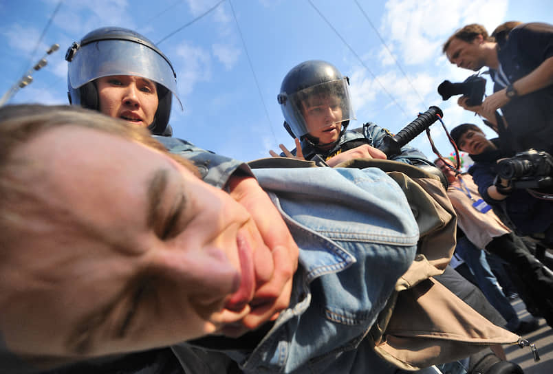 6 мая 2012 года в Москве состоялась акция протеста «Марш миллионов». Накануне инаугурации президента власти разрешили оппозиции провести шествие по Большой Якиманке и митинг на Болотной площади против итогов выборов. По данным МВД, на акции собрались 8 тыс. человек, однако организаторы заявляли о 50 тыс. участников. Впоследствии она переросла в столкновения демонстрантов с полицией и закончилась массовыми задержаниями. Более 30 человек стали фигурантами «болотного дела»