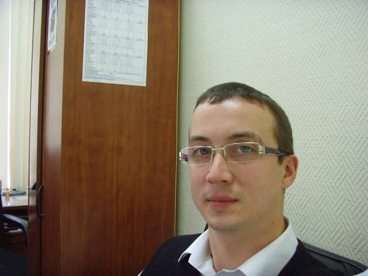 В июне 2012 года в квартире активиста «Другой России» Александра Долматова прошли обыски по «болотному делу». После этого он уехал в Нидерланды с просьбой предоставить ему политическое убежище, однако получил отказ. 17 января 2013 года Александр Долматов покончил с собой в депортационной тюрьме в Роттердаме
