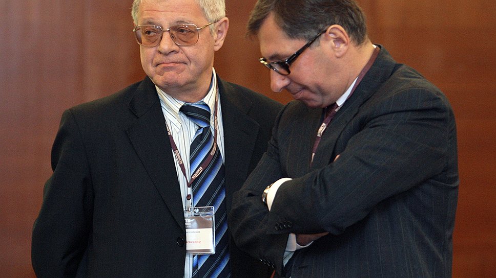 Александр Лившиц и президент "Альфа-банка" Петр Авен на заседании "Круглого стола" на тему: "Глобализация российских компаний: потенциал мирового роста или источник риска?". 2006 год 