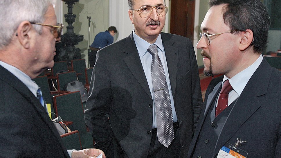 Заместитель генерального директора ОАО "РУСАЛ" Александр Лившиц (слева) и председатель совета директоров компании "Вимм-Билль-Данн" Давид Якобашвили (в центре) во время IV Международного инвестиционного форума "Московский Бизнес-Диалог". 2007 год 